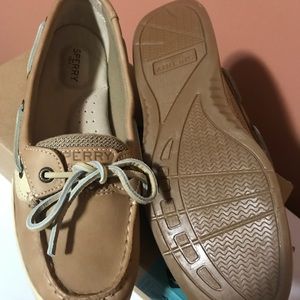 Women’s sperry boat shoes size 9 new